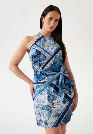Abito halter floreale blu con siluetta aderente, caratterizzato da una cintura in vita e motivi a bande contrastanti in diverse tonalità di blu.