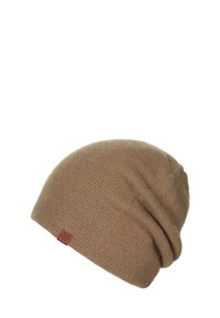 Brązowa dziana czapka beanie z miękkiego materiału, z ściągaczem i małą naszywką z logo po boku. Gładka faktura.