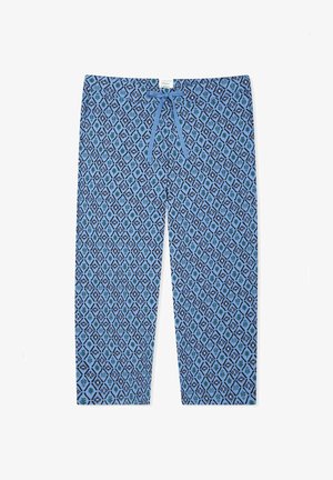 Pantalones de pijama azules con patrones geométricos y de hojas oscuras y un cordón frontal, extendidos sobre un fondo blanco.