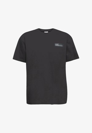 Czarny bawełniany T-shirt z krótkimi rękawami, okrągłym dekoltem, z nadrukiem po lewej stronie na piersi z tekstem "HALO 19881978." Gładka faktura, standardowy krój.