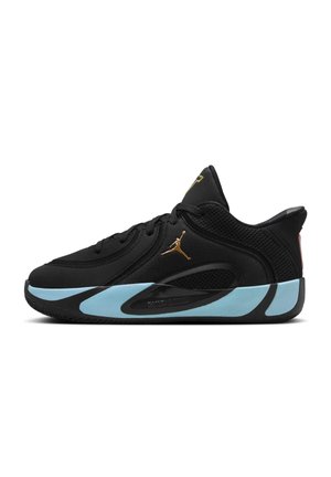 Czarny niski sneaker z jasnoniebieską i czarną podeszwą, złotym logo Jumpman po bokach oraz detalami z siateczki i skóry na cholewce.