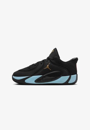 Sort lavtop sneaker med lys blå og sort sål, gyldent Jumpman-logo på siden og mesh- og læderdækning.