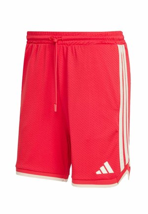 Rote Sportshorts aus Mesh-Stoff mit einem Kordelzugbund, drei weißen Streifen an der Seite und einem weißen Logo am Saum.