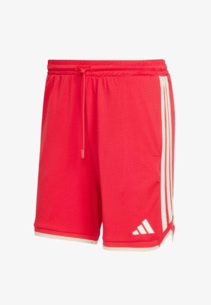 Rote Sportshorts aus Mesh-Stoff mit einem Kordelzugbund, drei weißen Streifen an der Seite und einem weißen Logo am Saum.