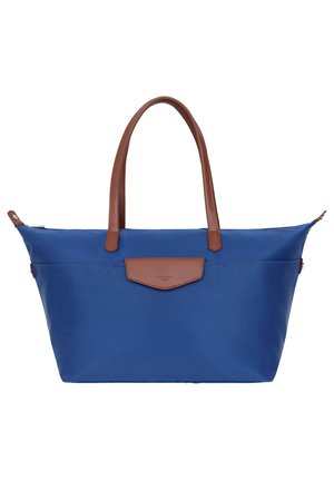 Borsa tote blu realizzata in nylon liscio con dettagli in pelle marrone, dotata di due manici per le spalle e chiusura con zip superiore.