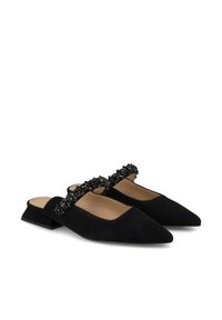 Mule in suede nero con punte appuntite, dotato di una fascia decorativa in perline nere. Tacco basso tipo block per maggiore stabilità. Fodera interna liscia.