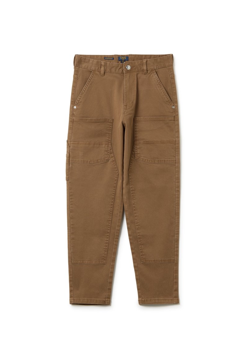 Pantalones cargo marrones con corte recto, dos bolsillos laterales y dos bolsillos de parche en los muslos. Hechos de un tejido de algodón duradero con una textura suave.