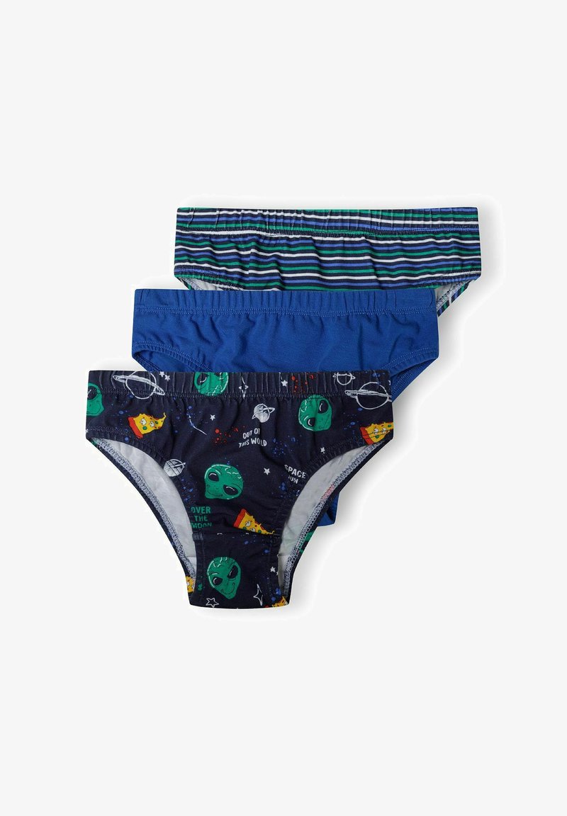 Három pár fiú alsó, eltérő színekben: zöld csíkos, egyszínű kék és űr- és idegen témájú grafikákkal díszített sötétkék. Puha, rugalmas anyag.