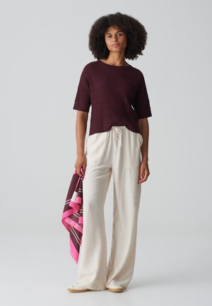 PINU STRUCTURE - Basic T-shirt - amarena
