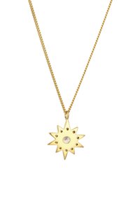 Pendentif en forme d'étoile dorée avec une pierre centrale, suspendu à une chaîne torsadée, sur fond blanc.