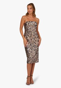 Abito midi aderente senza spalline con un motivo di paillettes dorate e argento scintillanti. Tessuto liscio con una silhouette dritta.