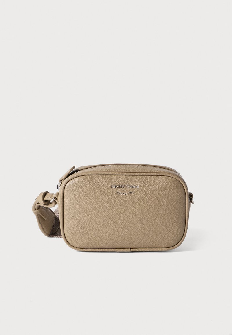 Μπεζ δερμάτινη τσάντα crossbody με υφή, ορθογώνιο σχήμα, κλείσιμο με φερμουάρ και λογότυπο μπροστά. Περιλαμβάνεται ρυθμιζόμενο λουρί.