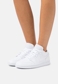 Jordan - AIR JORDAN 1 LOW - Sneakers - white Miniaturebillede 1