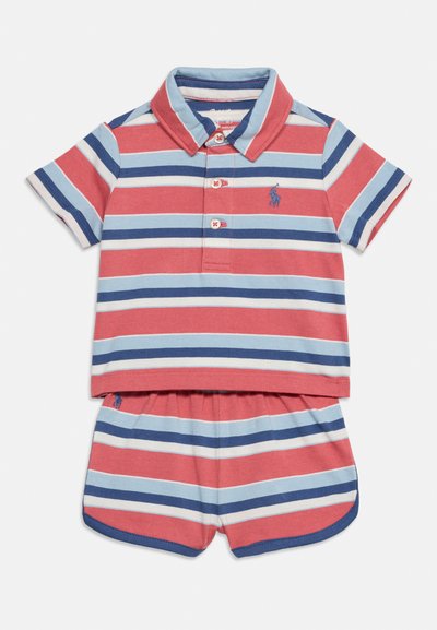 Ensemble chemise à manches courtes avec col et short à rayures horizontales corail, bleu clair, marine et blanc, avec un petit logo brodé.