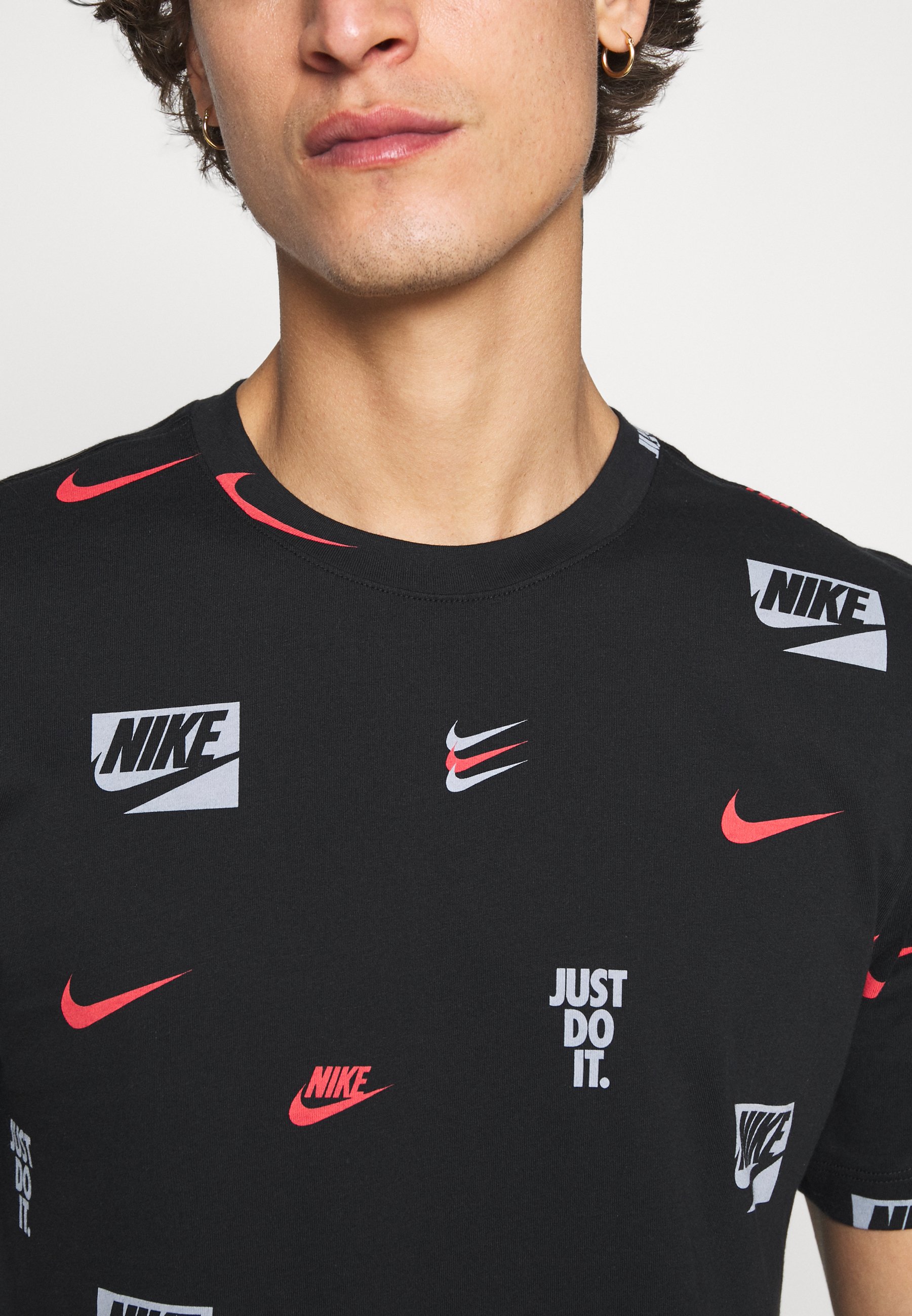 Nike Sportswear CORE AOP TEE - T-Shirt 