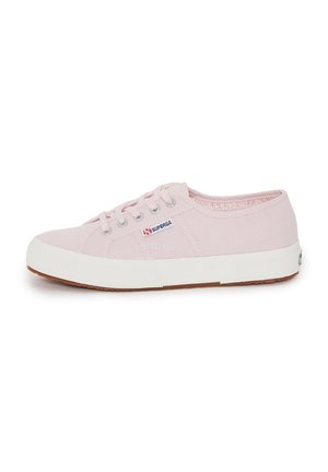 Sneaker in tela rosa pallido con suola in gomma bianca, chiusura con lacci e occhielli in argento; presenta un piccolo logo sul lato.