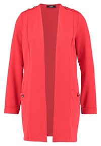 Veste rouge légère à ouverture frontale, manches longues, deux poches avant et détails boutonnés aux épaules. Texture lisse, sans fermetures.