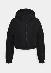 Sort oppustelig jakke med en cropped design, der har en snoretrækshætte, frontlys, og elastiske manchetter. Diskret logo på brystlommen.