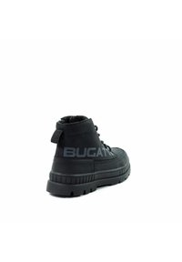 Schwarze High-Top-Sneaker aus strukturiertem Leder, mit gepolstertem Kragen, dicker Gummisohle und prominentem "BUGATTI"-Logo an der Seite.