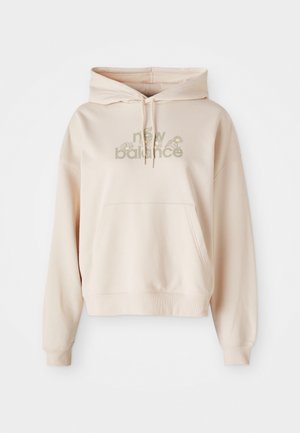 Sweatshirt beige à capuche avec une poche avant, présentant le logo "new balance" et des accents floraux dans des couleurs douces. Tissu doux et manches longues.