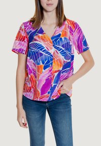 Blusa a maniche corte in tessuto leggero con un motivo di foglie multicolori nei toni di viola, blu, arancione e rosa. Chiusura anteriore con bottoni.