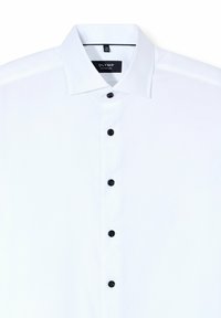 Witte overhemdd met een klassieke kraag, voorzien van zeven zwarte knopen aan de voorkant en een label met "OLYMP SIGNATURE." Soepele textuur.