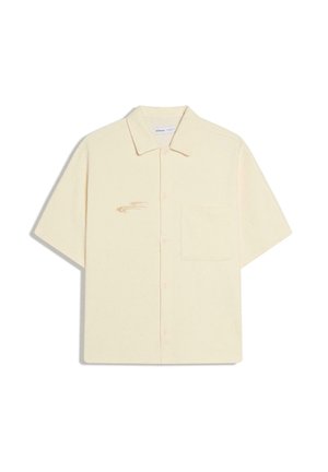 Beiges Kurzarmhemd zum Knöpfen mit Kragen, Brusttasche auf der linken Seite und dezent besticktem Logo auf der rechten Brust.