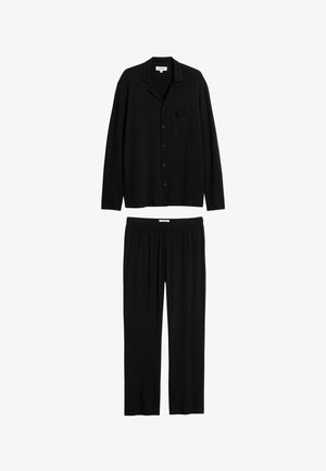 Sort pyjamasæt med en skjorte med knapper og brystlomme samt bukser med elastisk talje, begge lavet af blødt stof. Enkel, monokromatisk design.