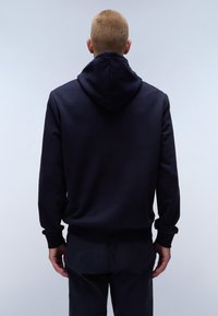 Felpa blu navy con tasca a marsupio, polsini e orlo a coste, caratterizzata da una trama morbida e cappuccio regolabile con cordino.