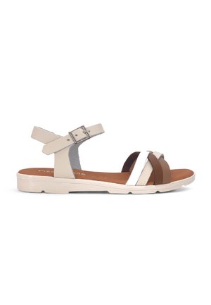 Flache Sandale mit beigem Knöchelriemen und Schnalle, mit drei vorderen Riemen in Braun, Weiß und Beige auf heller Sohle.