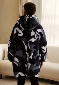 Next Flísová bunda - black white camo