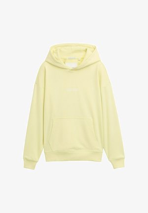 Sweatshirt à capuche jaune clair avec une poche frontale, des poignets côtelés, et un petit logo en texte blanc sur la poitrine. Texture lisse, design décontracté.