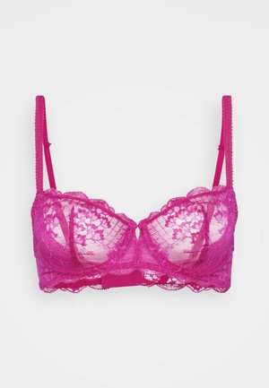 Roze kant-bh met een golvende rand, voorzien van doorzichtige cups en decoratieve uitsparingen, ondersteund door verstelbare straps.