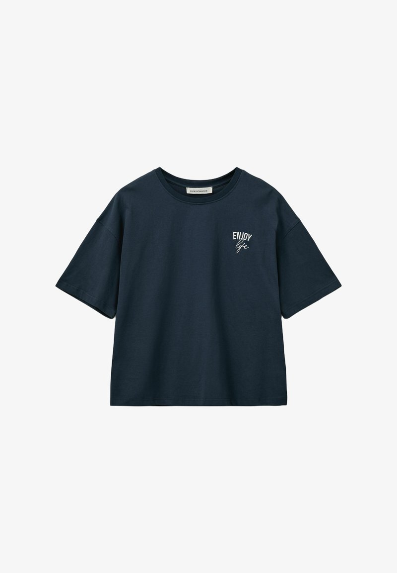 Jūras zila kokvilnas T-krekls ar īsām piedurknēm, apaļu kakla izgriezumu un baltu izšūtu tekstu "IZBAUDI dzīvi" augšējā kreisajā krūtī.