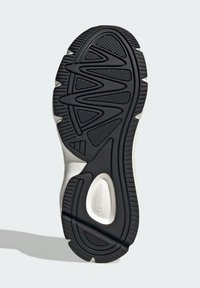 Čierna podrážka tenisky s textúrovanými vzormi a bielym medzipodrážkou viditeľným cez výrezy, zobrazujúcim technológiu Adidas Cloudfoam.