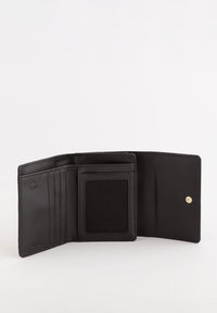 Cartera de piel negra con tres ranuras para tarjetas, una sección con bloqueo RFID y cierre a presión. Textura suave y diseño minimalista.