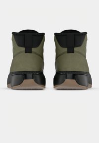 Ελαιοπράσινα μαλακά μποτάκια αστραγάλου με μαύρες λεπτομέρειες, που διαθέτουν υφασμάτινη σόλα από καουτσούκ και αντίθετη καφέ σόλα. Διπλά λουράκια πρόσβασης πίσω.