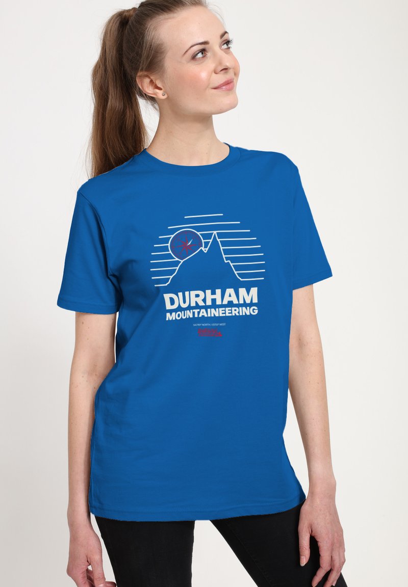 Niebieska bawełniana koszulka z krótkim rękawem, z grafiką przedstawiającą górę, słońce oraz napis "DURHAM MOUNTAINEERING" w białym kolorze z czerwonymi akcentami.