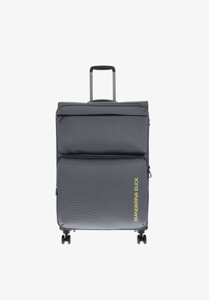 Maleta blanda gris oscuro con asa extendida, dos bolsillos delanteros con cremallera, cuatro ruedas giratorias y logo amarillo de Mandarina Duck en el frente.