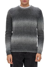 Czarny i szary sweter w paski o prążkowanej fakturze, okrągłym dekolcie oraz efekcie gradientu przechodzącym od ciemnych do jasnych odcieni.