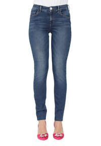 Jeans ajustados de mezclilla azul con un diseño entallado, estilo de cinco bolsillos y cintura de tiro medio. La textura es suave con un ligero desvanecimiento.