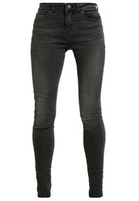 Calças de ganga justas pretas com uma textura de ganga suave, design ajustado, estilo de cinco bolsos e fecho de botão na frente.