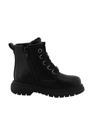 Stivaletto alla caviglia in pelle nera con suola spessa carrarmato, chiusura frontale con lacci, cerniera laterale e collo imbottito per uso outdoor o casual.