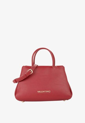 Sac à main en cuir rouge au design structuré, avec deux poignées, une bandoulière amovible et un détail de logo doré sur le devant.