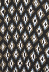 Geometrisk tyg med diamantformer i vitt, blått och olivgrönt på en svart bakgrund; slät textur med ett upprepande mönster.