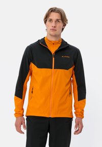 Giacca con cappuccio arancione e nera, con zip frontale, polsini elastici e tasche laterali. Realizzata in materiale leggero e resistente alle intemperie.