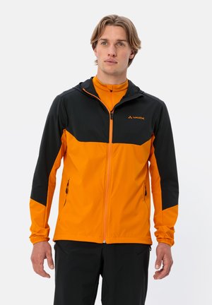Oranje en zwarte hoodie-jack met ritssluiting aan de voorkant, elastische manchetten en zijzakken. Gemaakt van lichtgewicht, weerbestendig materiaal.