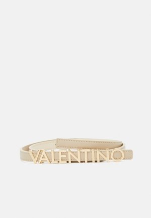 Ceinture en cuir couleur crème avec des lettres dorées formant "VALENTINO", posée à plat sur un fond blanc.