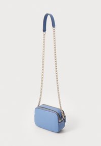 Borsa a tracolla rettangolare blu realizzata in materiale texture. Dotata di una tracolla in oro e una chiusura con zip con una piccola maniglia laterale.