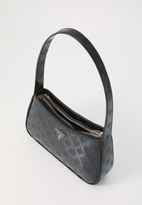 Sort syntetisk læder skuldertaske med prægede logo mønster, lynlåslukning og en glat, blank overflade. Accentueret med en metal logo plade.